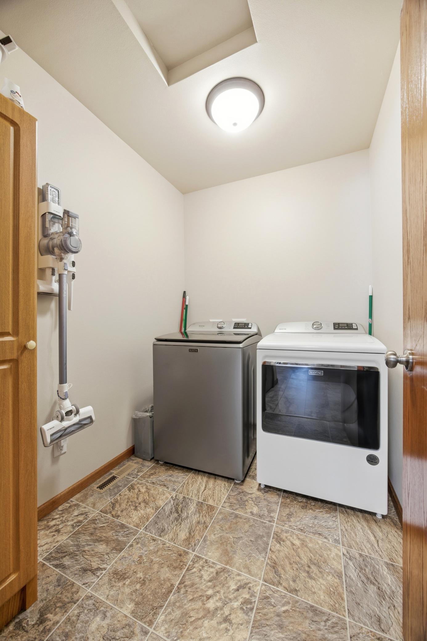 2015 twin home for sale at 1426 Goldenwood Drive in West Fargo, ND — 3 bed, 3 bath (photo 28 of 55)