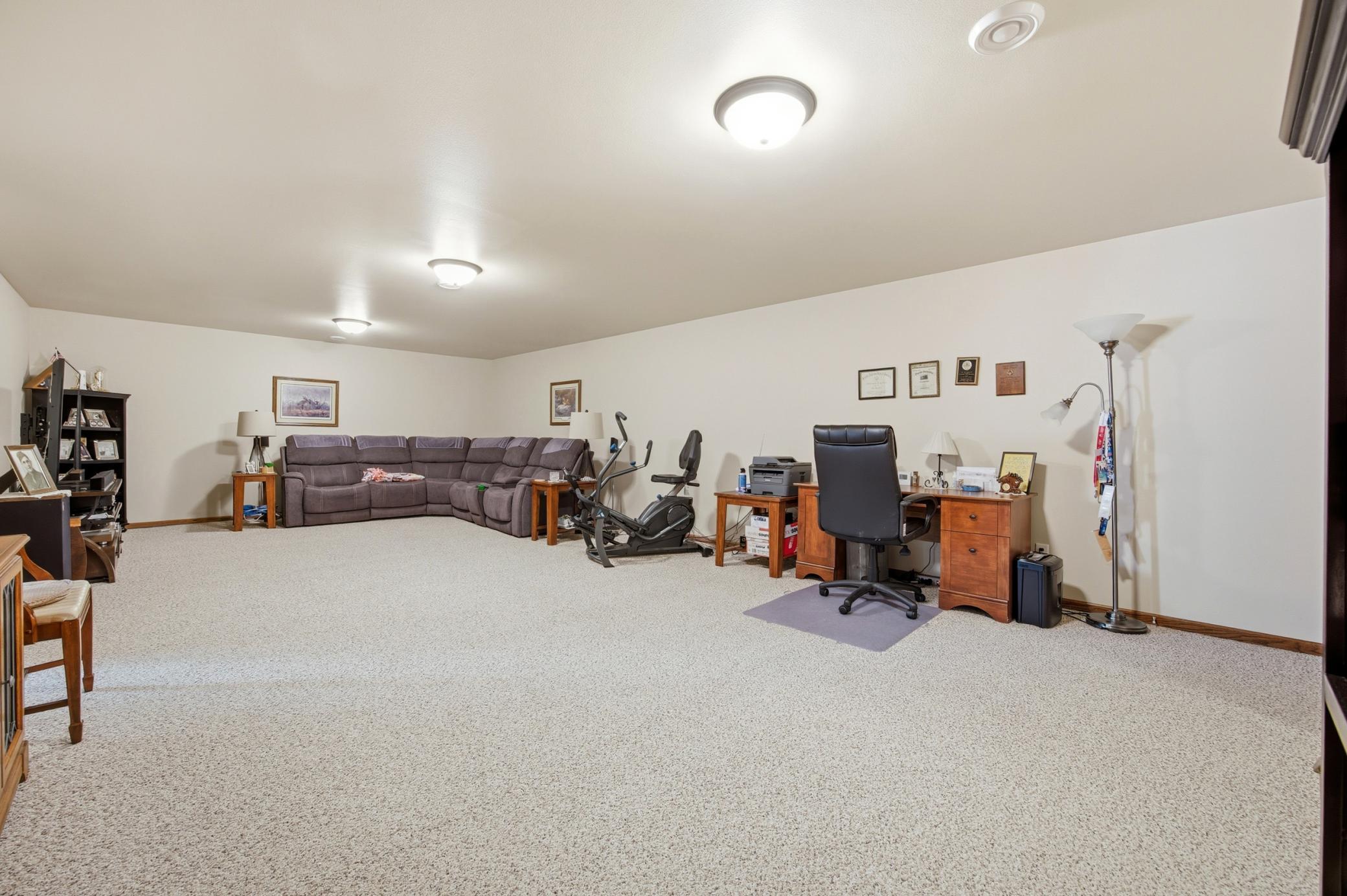 2015 twin home for sale at 1426 Goldenwood Drive in West Fargo, ND — 3 bed, 3 bath (photo 29 of 55)