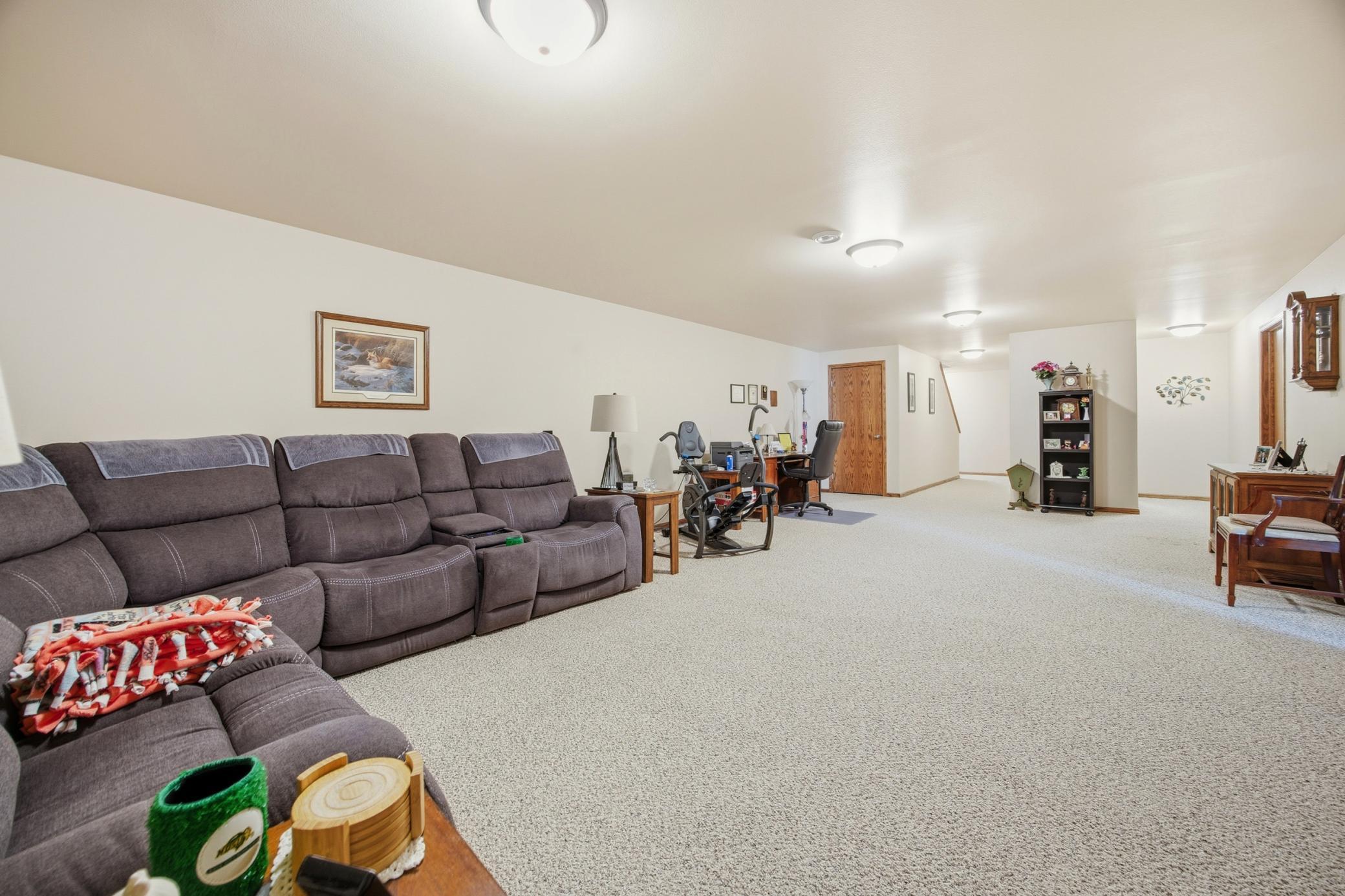 2015 twin home for sale at 1426 Goldenwood Drive in West Fargo, ND — 3 bed, 3 bath (photo 30 of 55)