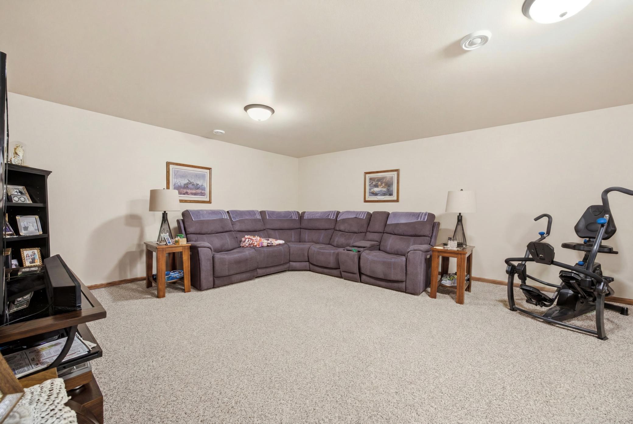 2015 twin home for sale at 1426 Goldenwood Drive in West Fargo, ND — 3 bed, 3 bath (photo 32 of 55)