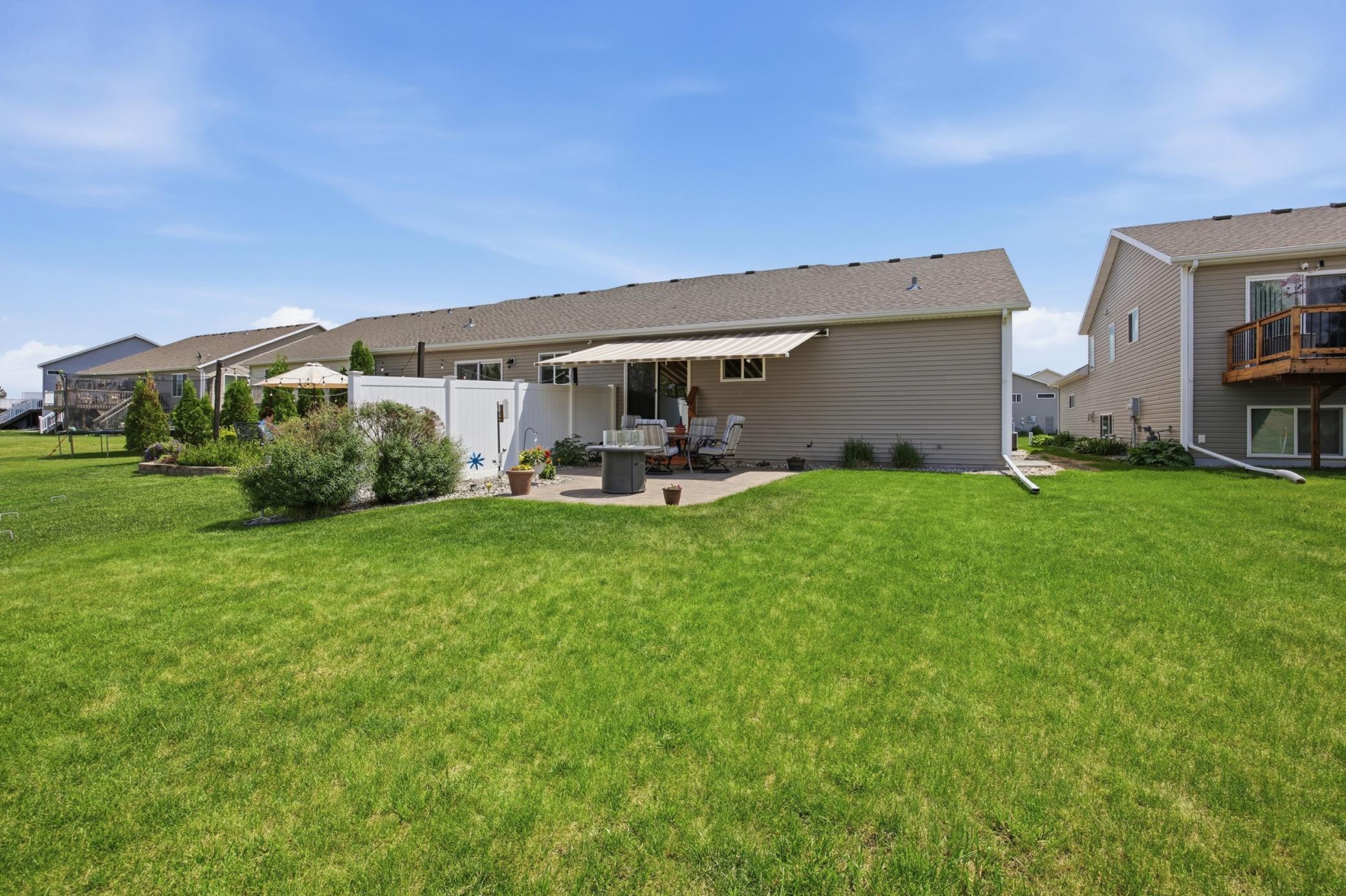 2015 twin home for sale at 1426 Goldenwood Drive in West Fargo, ND — 3 bed, 3 bath (photo 39 of 55)