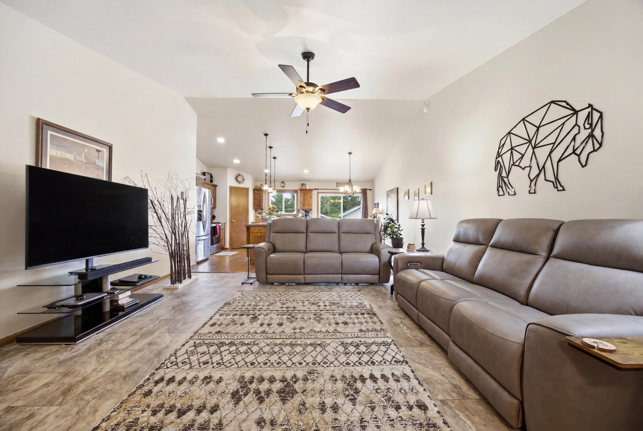2015 twin home for sale at 1426 Goldenwood Drive in West Fargo, ND — 3 bed, 3 bath (photo 5 of 55)