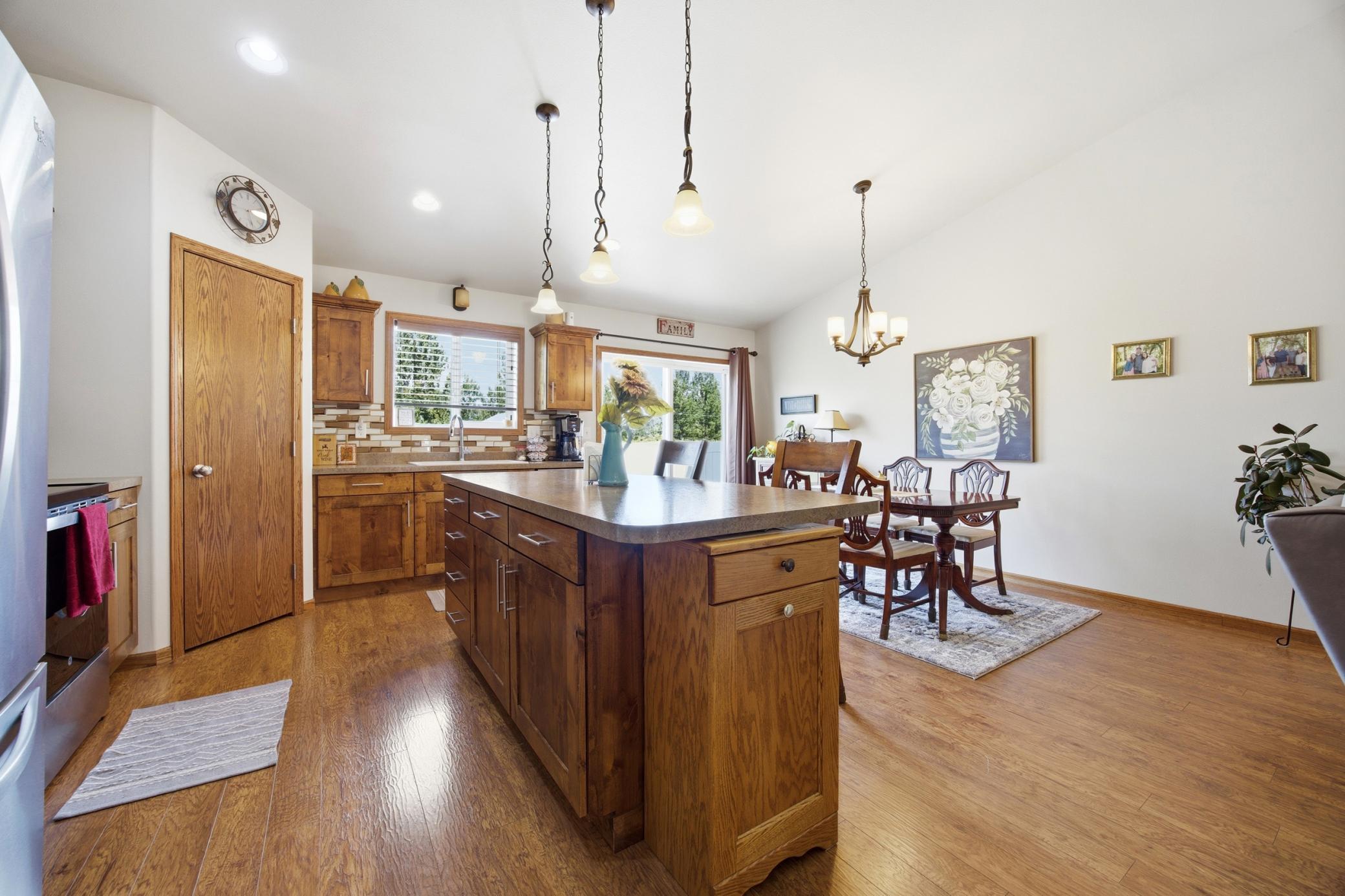 2015 twin home for sale at 1426 Goldenwood Drive in West Fargo, ND — 3 bed, 3 bath (photo 9 of 55)