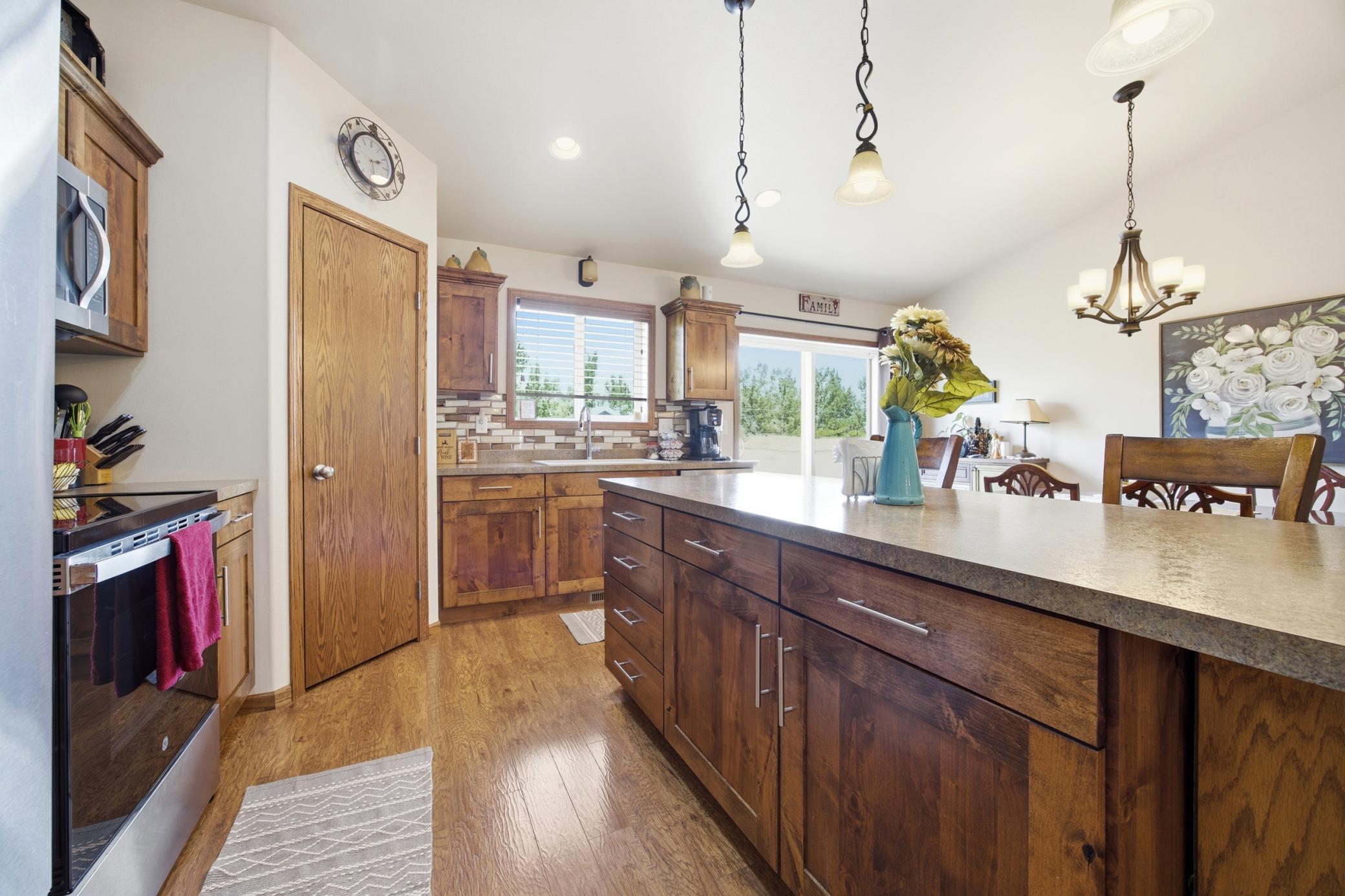 2015 twin home for sale at 1426 Goldenwood Drive in West Fargo, ND — 3 bed, 3 bath (photo 10 of 55)