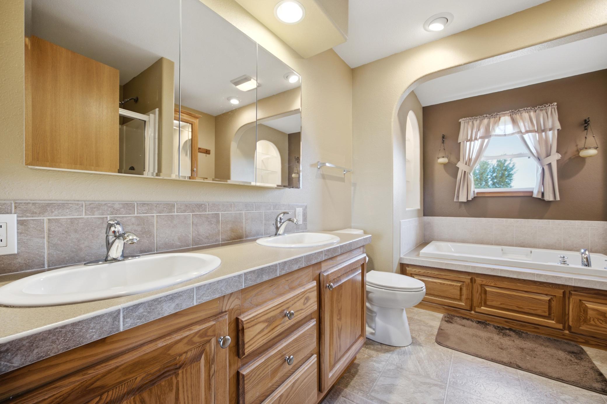 2010 single family home for sale at 20371 180th Avenue N in Ulen, MN — 5 bed, 3 bath (photo 23 of 52)
