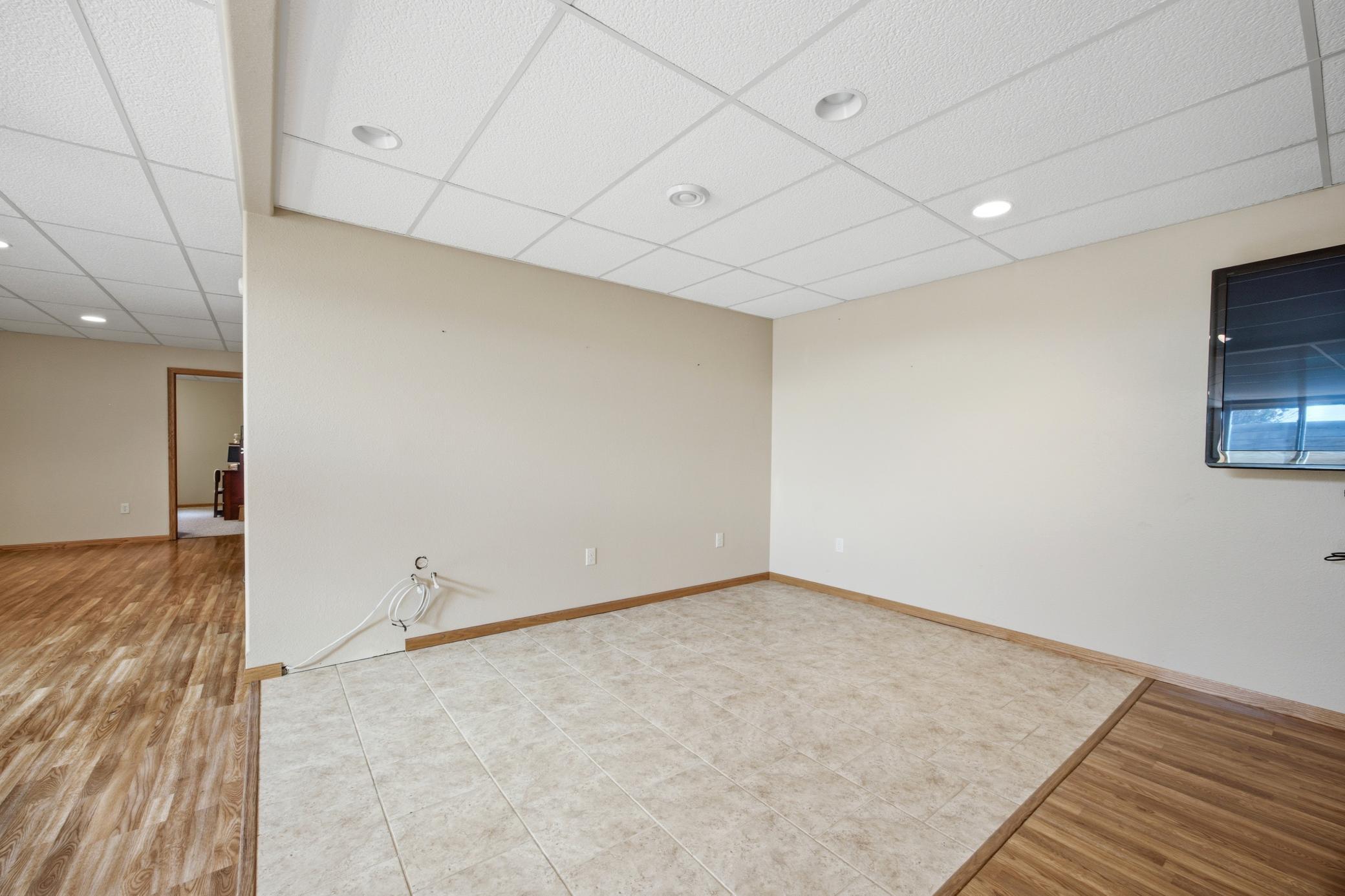 2010 single family home for sale at 20371 180th Avenue N in Ulen, MN — 5 bed, 3 bath (photo 33 of 52)