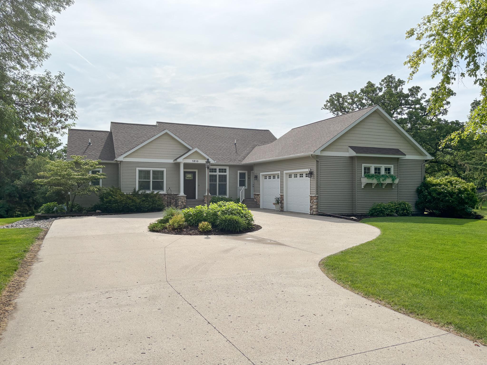 2003 single family home for sale at 1810 Minnehuta Drive in Fergus Falls, MN — 4 bed, 4 bath (photo 3 of 72)
