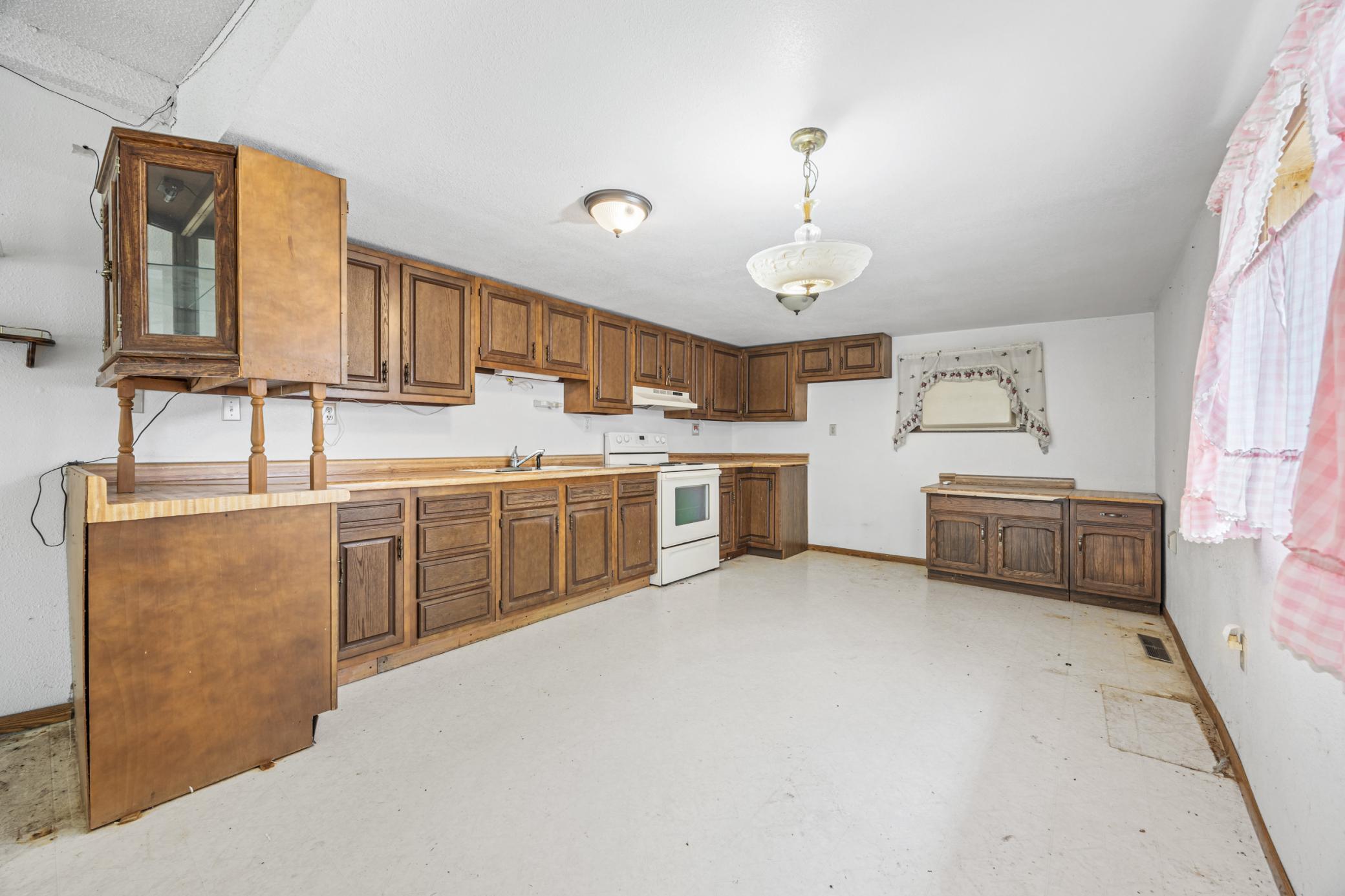 118 2nd Street SW, Hillsboro ND 58045 - Photo 5 of 21