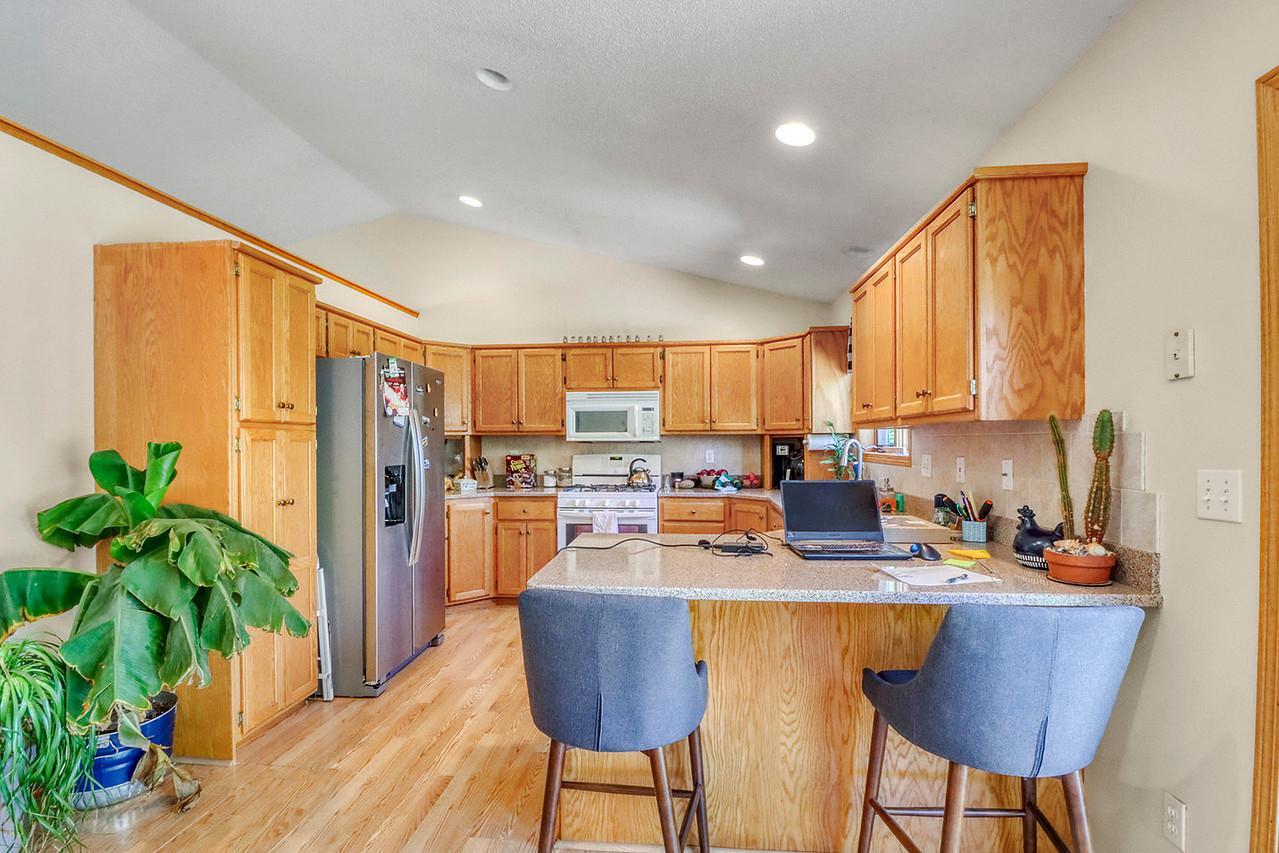 1993 single family home for sale at 1701 33 1/2 Street S in Moorhead, MN — 4 bed, 2 bath (photo 2 of 35)