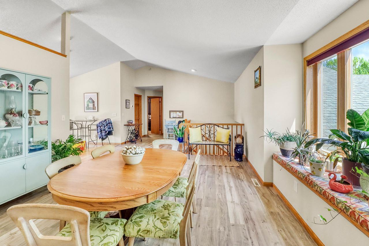 1993 single family home for sale at 1701 33 1/2 Street S in Moorhead, MN — 4 bed, 2 bath (photo 11 of 35)