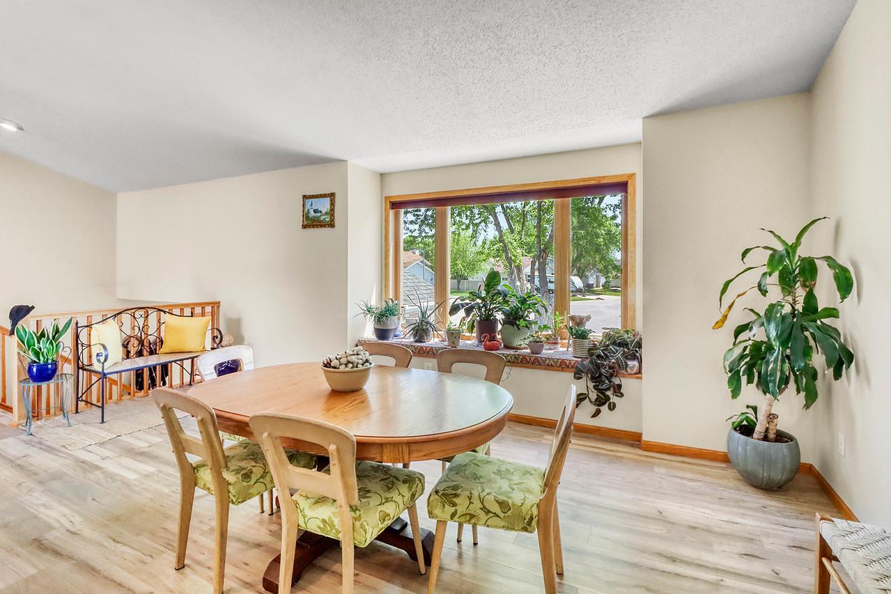 1993 single family home for sale at 1701 33 1/2 Street S in Moorhead, MN — 4 bed, 2 bath (photo 12 of 35)