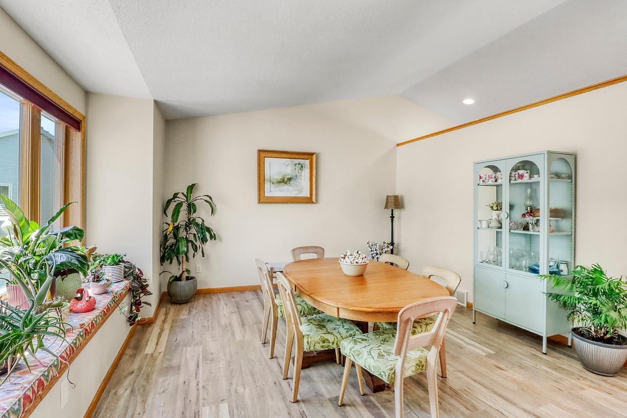 1993 single family home for sale at 1701 33 1/2 Street S in Moorhead, MN — 4 bed, 2 bath (photo 13 of 35)