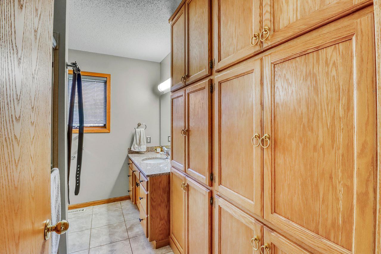 1993 single family home for sale at 1701 33 1/2 Street S in Moorhead, MN — 4 bed, 2 bath (photo 14 of 35)