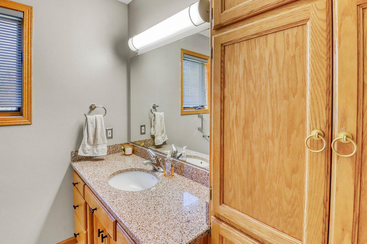 1993 single family home for sale at 1701 33 1/2 Street S in Moorhead, MN — 4 bed, 2 bath (photo 15 of 35)