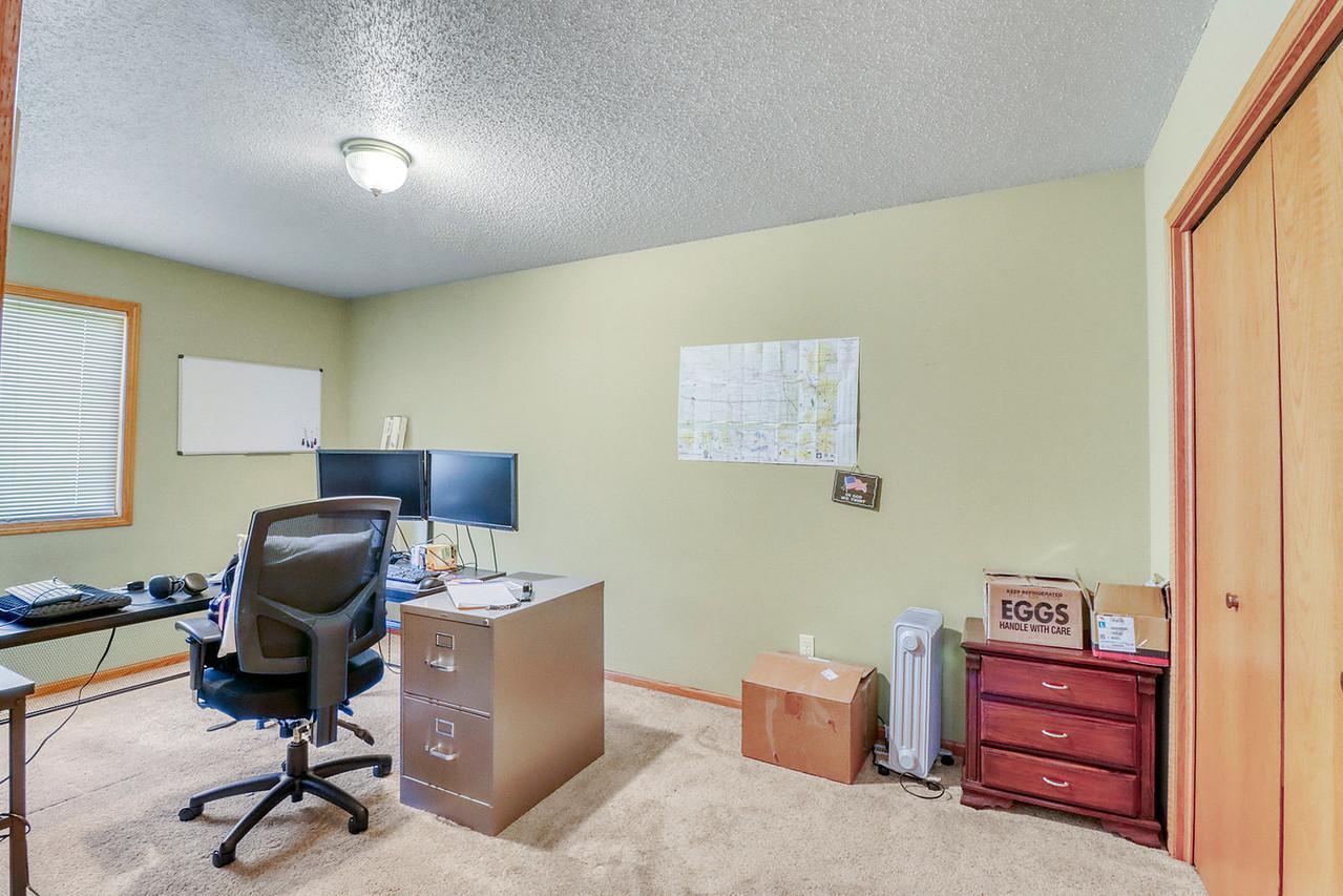 1993 single family home for sale at 1701 33 1/2 Street S in Moorhead, MN — 4 bed, 2 bath (photo 16 of 35)