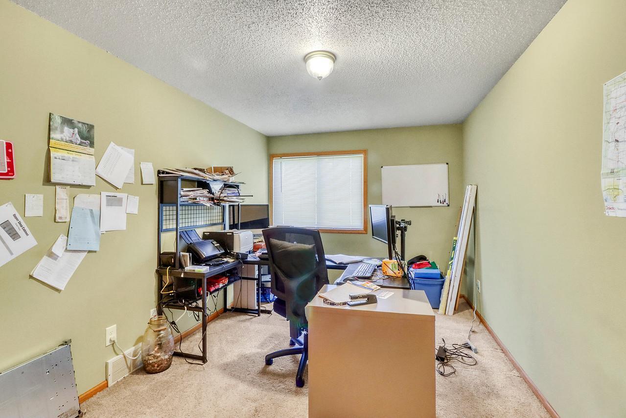1993 single family home for sale at 1701 33 1/2 Street S in Moorhead, MN — 4 bed, 2 bath (photo 17 of 35)