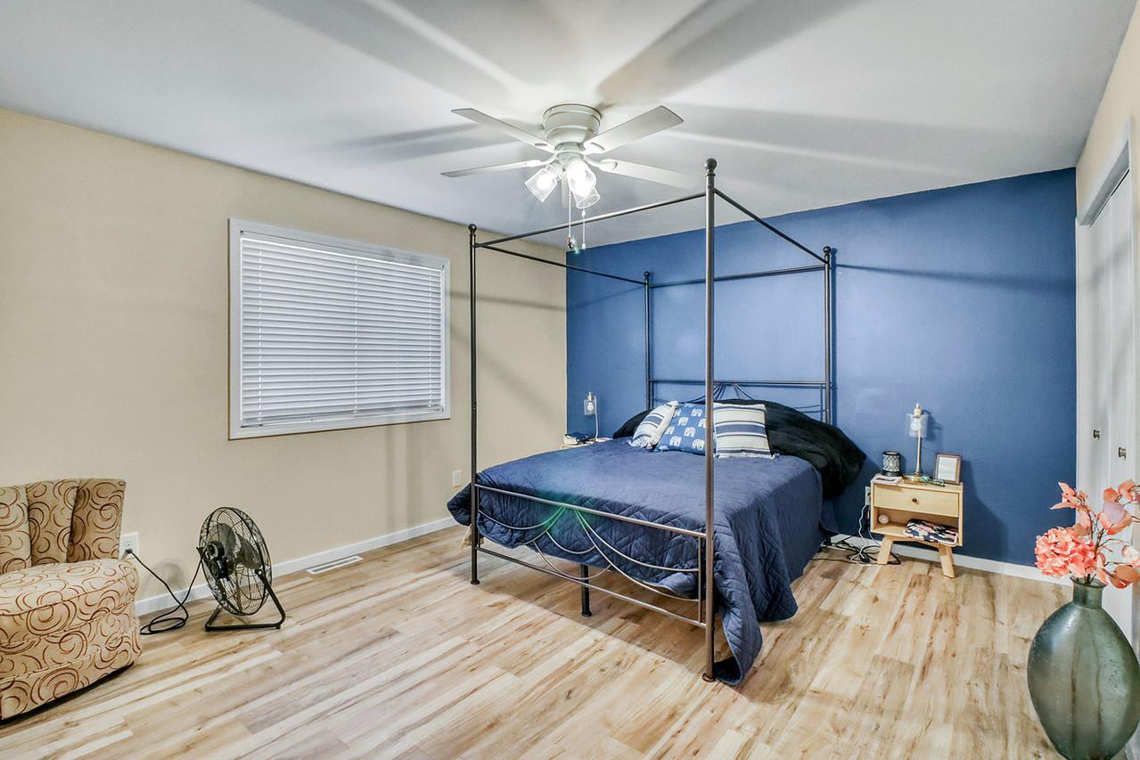 1993 single family home for sale at 1701 33 1/2 Street S in Moorhead, MN — 4 bed, 2 bath (photo 18 of 35)