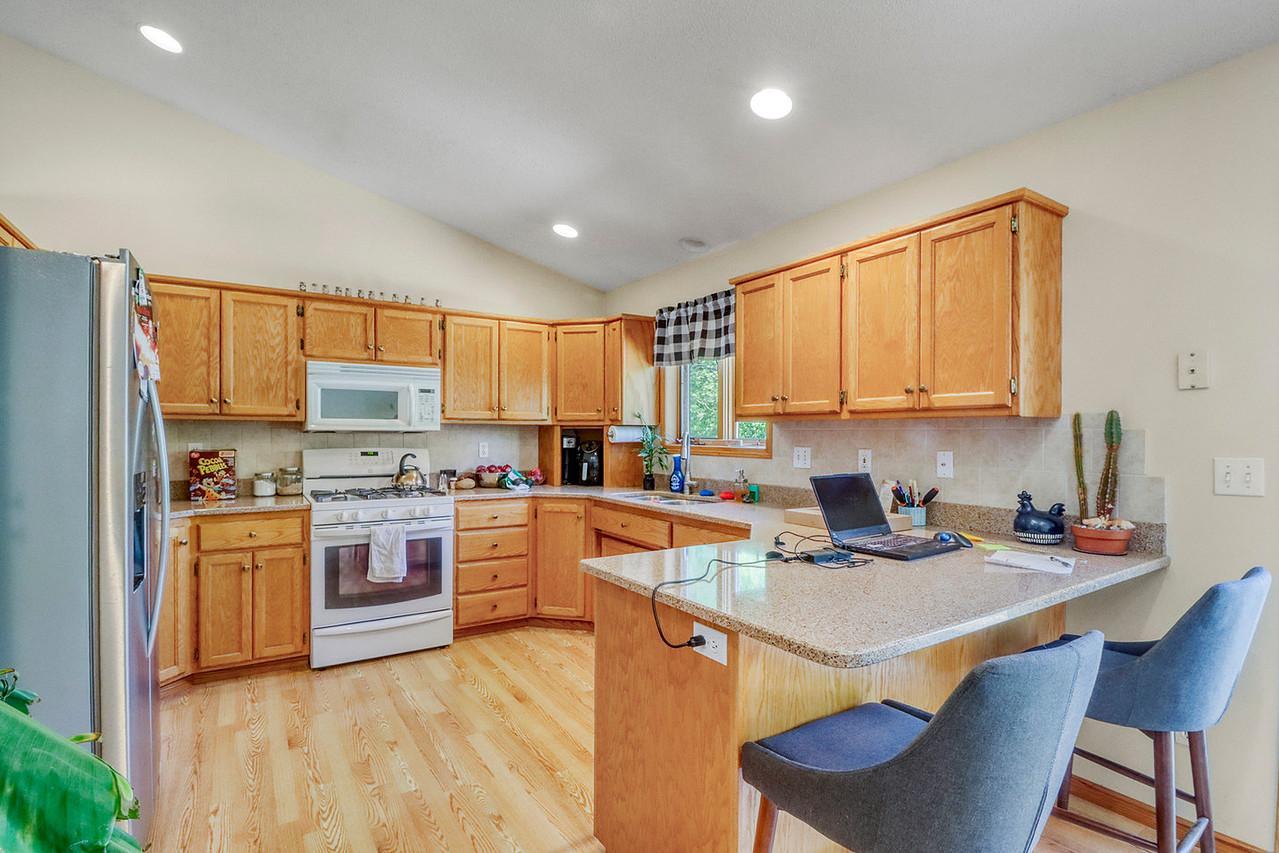 1993 single family home for sale at 1701 33 1/2 Street S in Moorhead, MN — 4 bed, 2 bath (photo 3 of 35)
