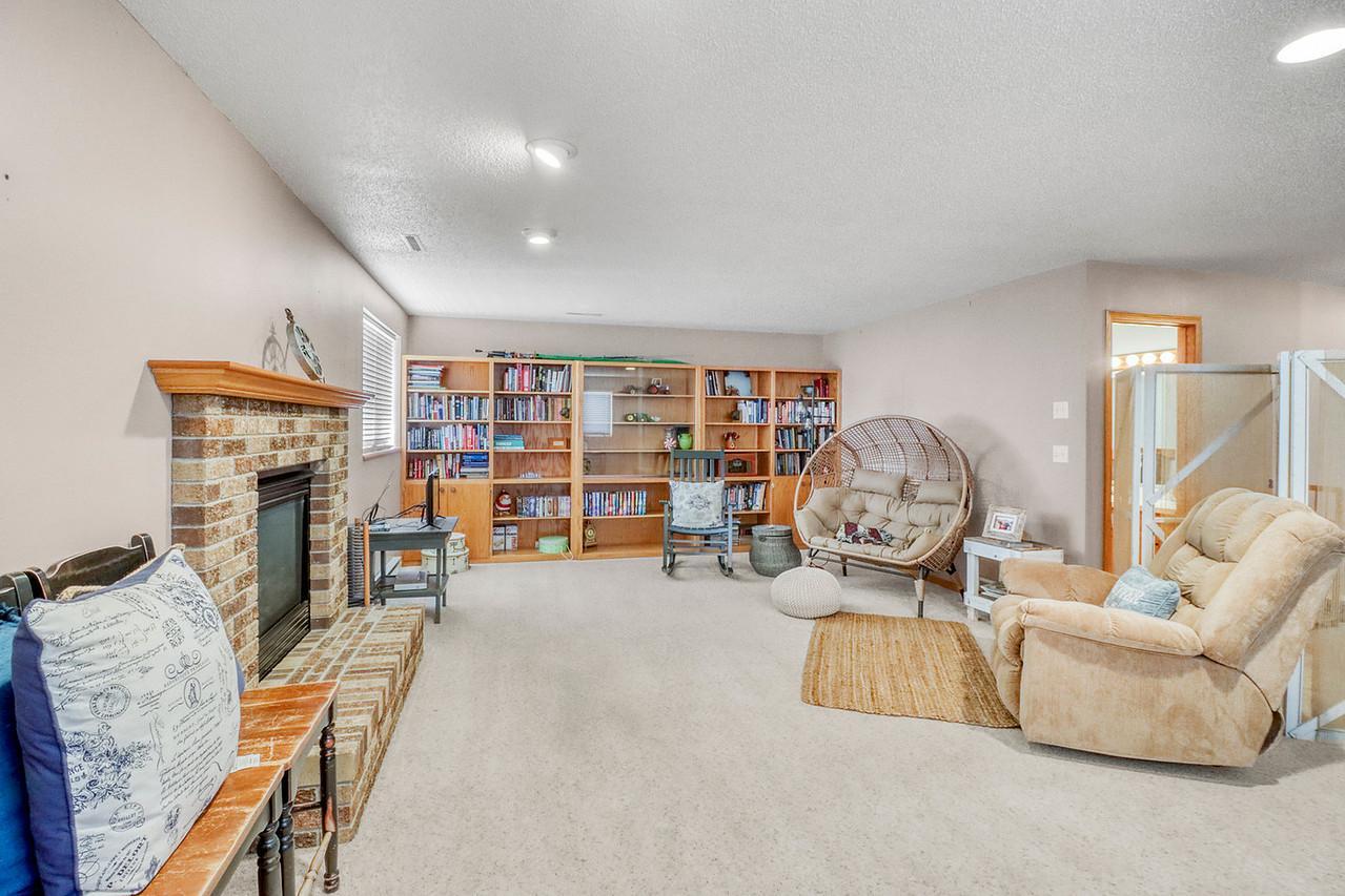 1993 single family home for sale at 1701 33 1/2 Street S in Moorhead, MN — 4 bed, 2 bath (photo 22 of 35)