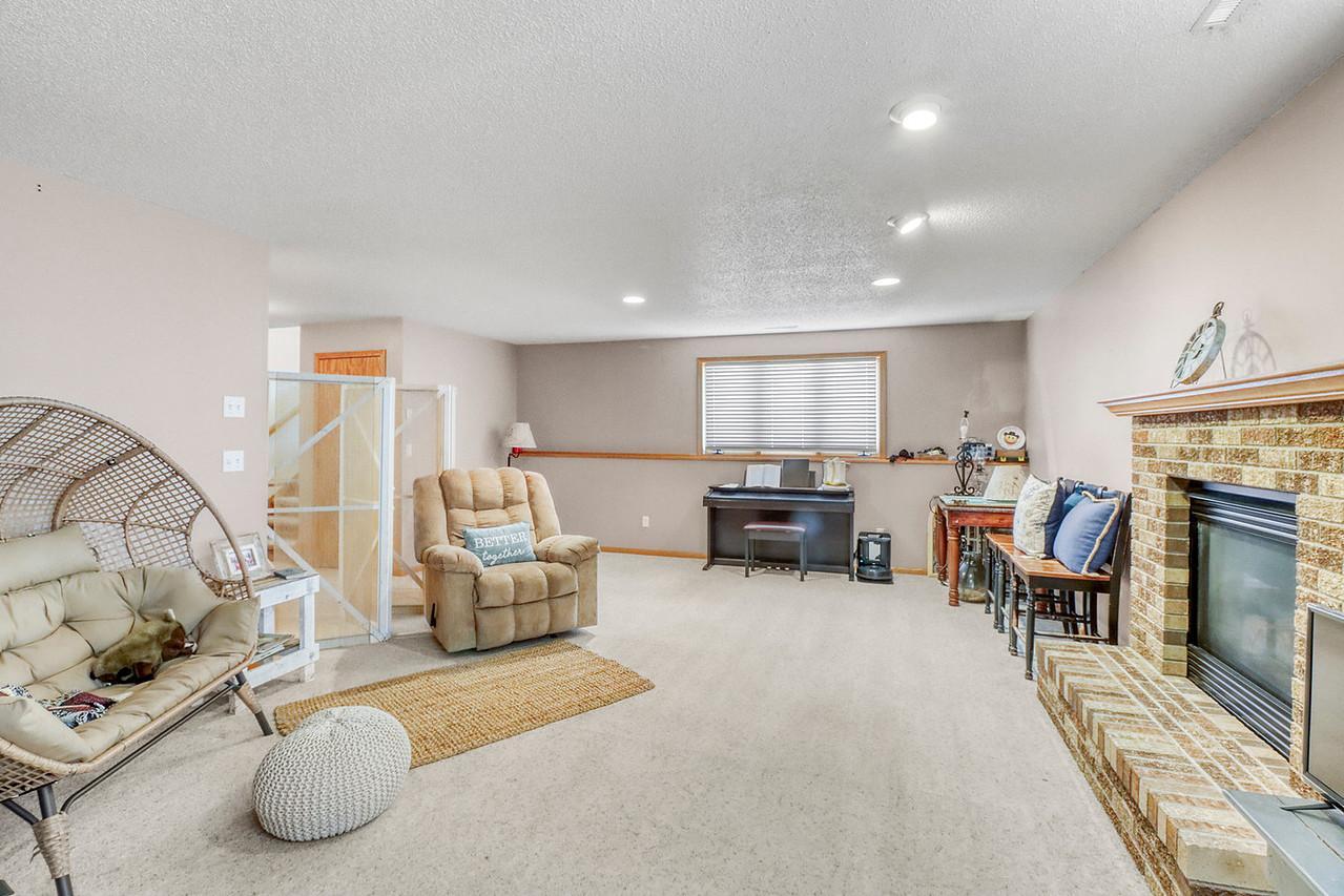 1993 single family home for sale at 1701 33 1/2 Street S in Moorhead, MN — 4 bed, 2 bath (photo 23 of 35)