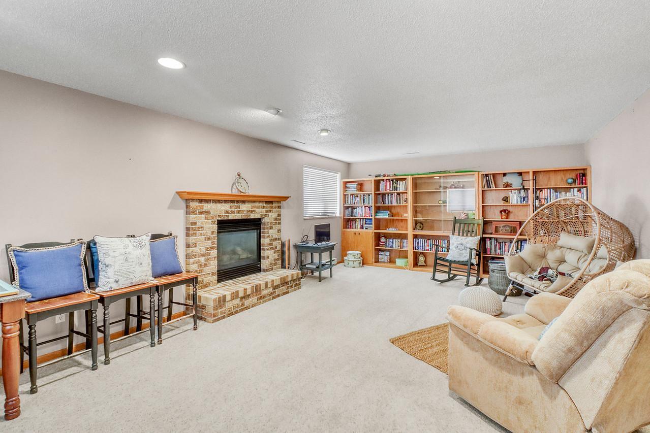 1993 single family home for sale at 1701 33 1/2 Street S in Moorhead, MN — 4 bed, 2 bath (photo 24 of 35)