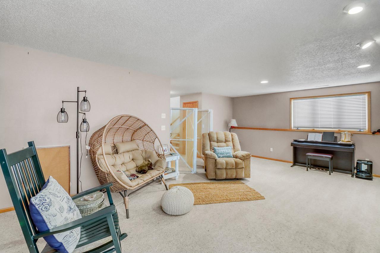 1993 single family home for sale at 1701 33 1/2 Street S in Moorhead, MN — 4 bed, 2 bath (photo 25 of 35)