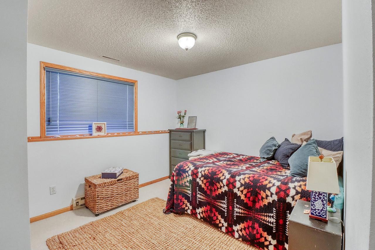 1993 single family home for sale at 1701 33 1/2 Street S in Moorhead, MN — 4 bed, 2 bath (photo 26 of 35)