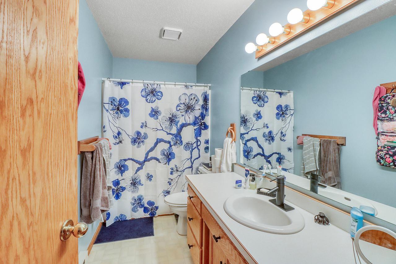 1993 single family home for sale at 1701 33 1/2 Street S in Moorhead, MN — 4 bed, 2 bath (photo 27 of 35)