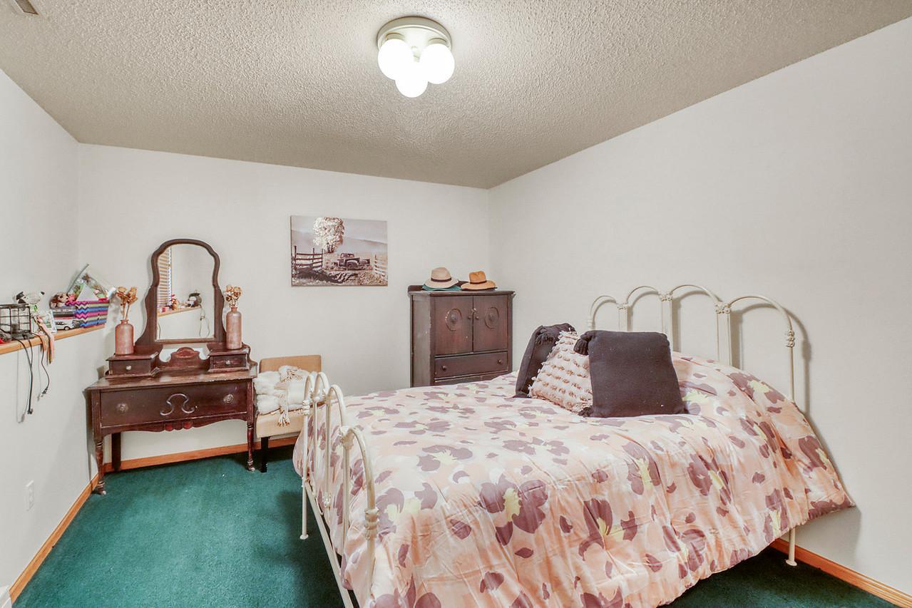 1993 single family home for sale at 1701 33 1/2 Street S in Moorhead, MN — 4 bed, 2 bath (photo 28 of 35)