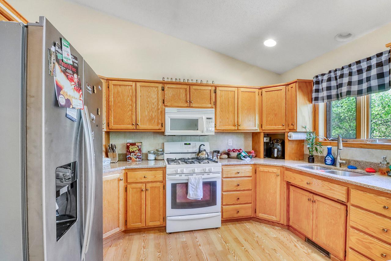 1993 single family home for sale at 1701 33 1/2 Street S in Moorhead, MN — 4 bed, 2 bath (photo 4 of 35)