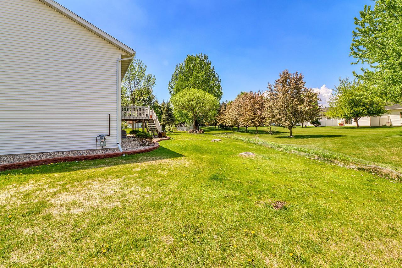 1993 single family home for sale at 1701 33 1/2 Street S in Moorhead, MN — 4 bed, 2 bath (photo 31 of 35)