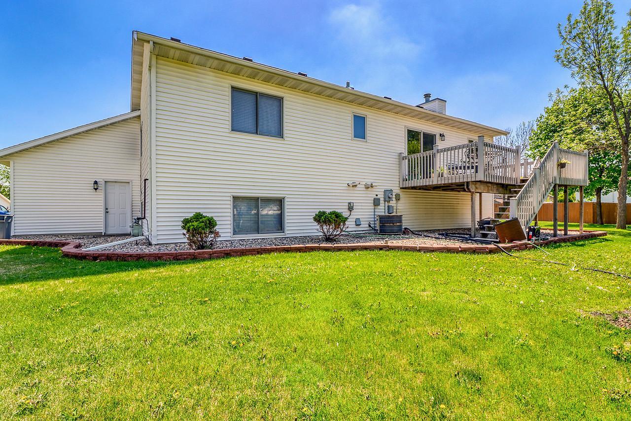1993 single family home for sale at 1701 33 1/2 Street S in Moorhead, MN — 4 bed, 2 bath (photo 32 of 35)