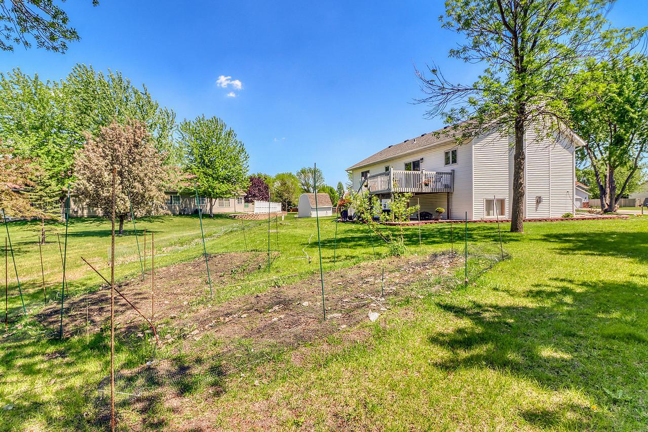 1993 single family home for sale at 1701 33 1/2 Street S in Moorhead, MN — 4 bed, 2 bath (photo 33 of 35)