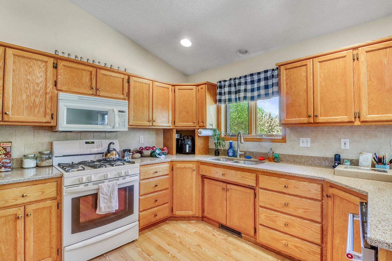 1993 single family home for sale at 1701 33 1/2 Street S in Moorhead, MN — 4 bed, 2 bath (photo 5 of 35)