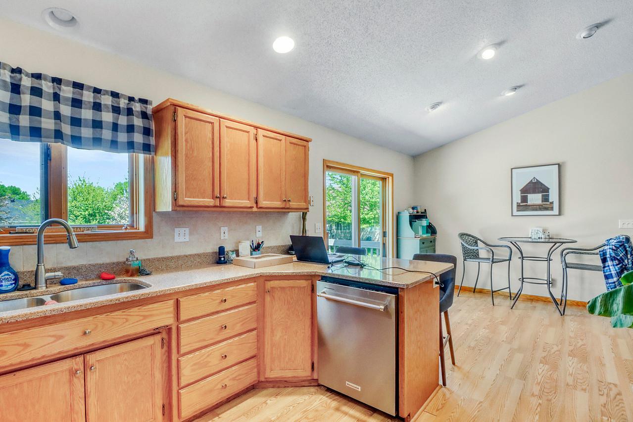 1993 single family home for sale at 1701 33 1/2 Street S in Moorhead, MN — 4 bed, 2 bath (photo 6 of 35)