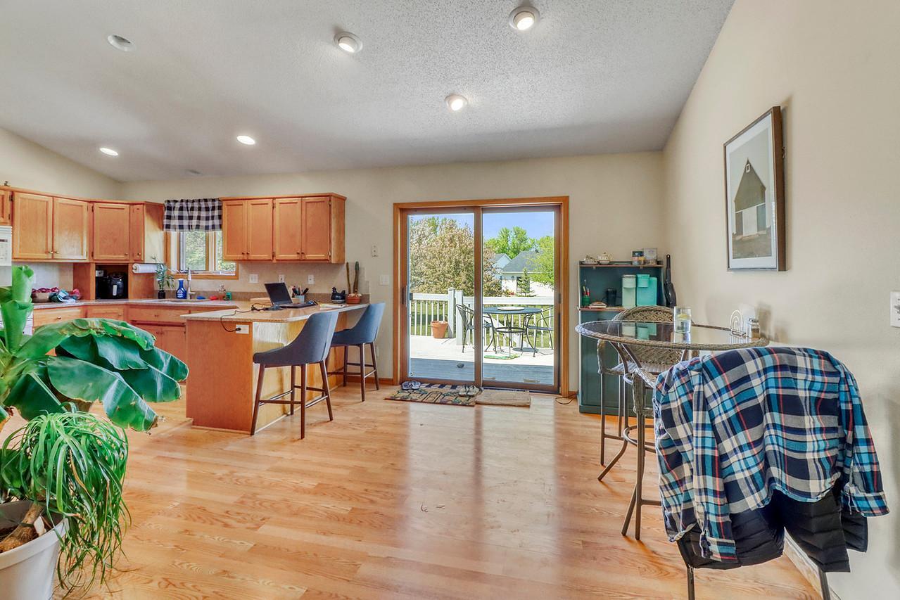 1993 single family home for sale at 1701 33 1/2 Street S in Moorhead, MN — 4 bed, 2 bath (photo 7 of 35)