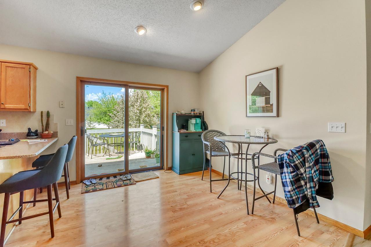 1993 single family home for sale at 1701 33 1/2 Street S in Moorhead, MN — 4 bed, 2 bath (photo 8 of 35)