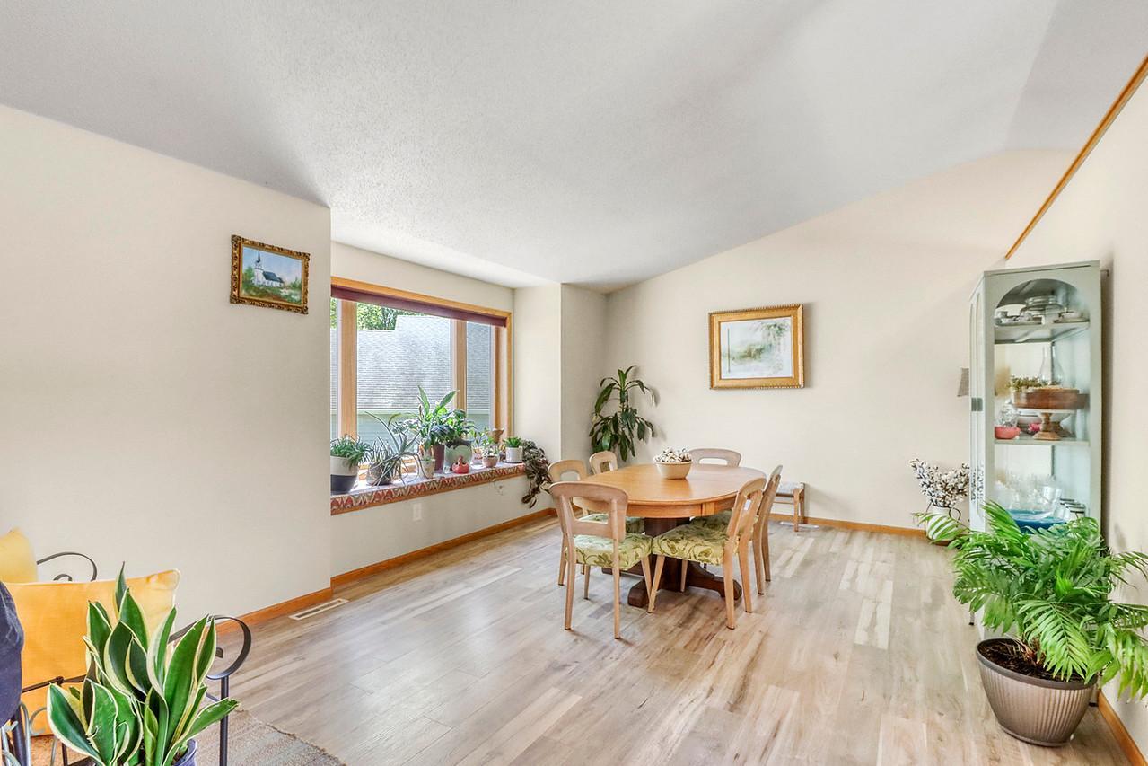 1993 single family home for sale at 1701 33 1/2 Street S in Moorhead, MN — 4 bed, 2 bath (photo 10 of 35)