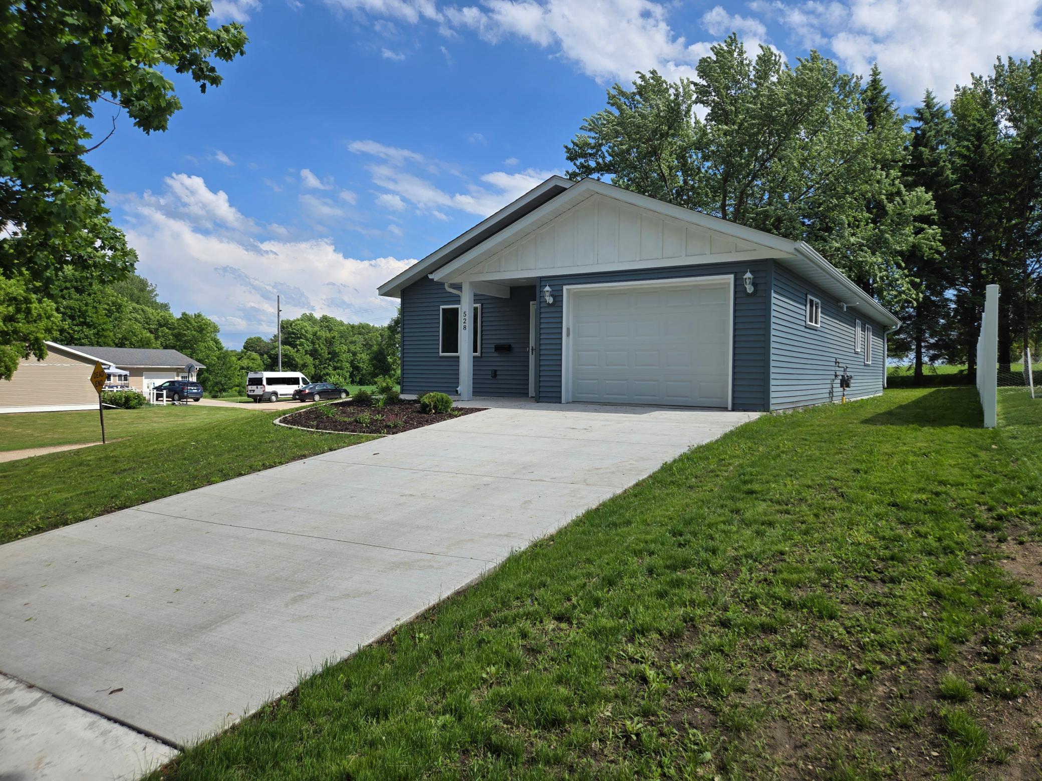 2025 single family home for sale at 528 E St Charles Avenue in Fergus Falls, MN — 3 bed, 2 bath (photo 2 of 34)