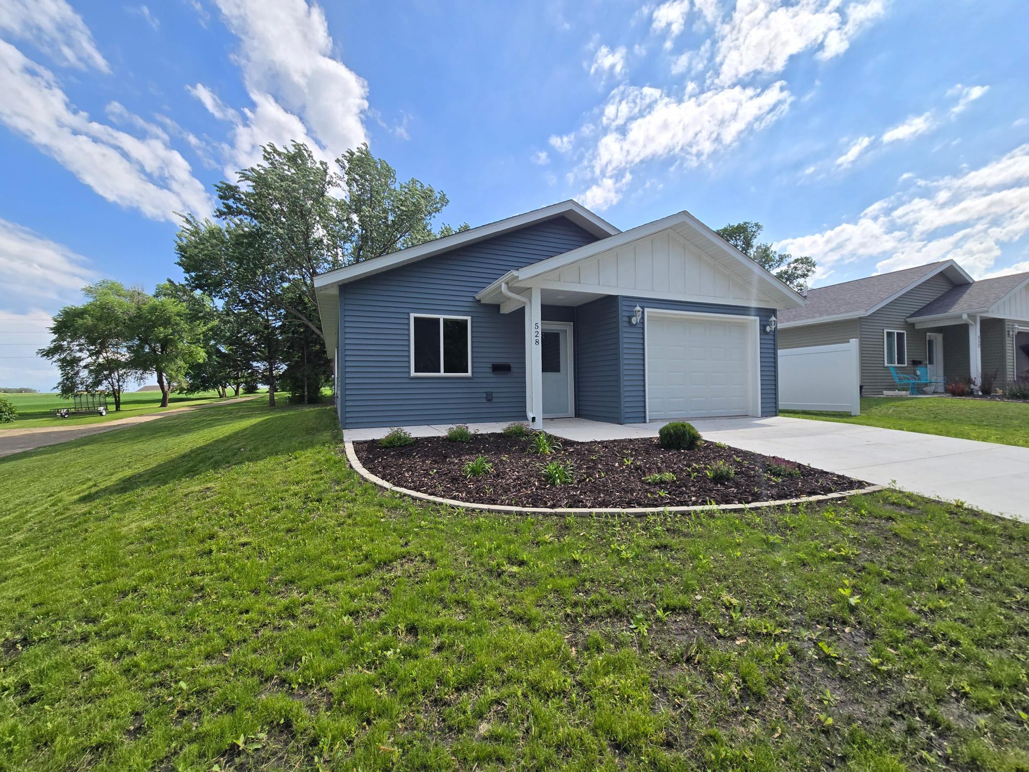 2025 single family home for sale at 528 E St Charles Avenue in Fergus Falls, MN — 3 bed, 2 bath (photo 3 of 34)