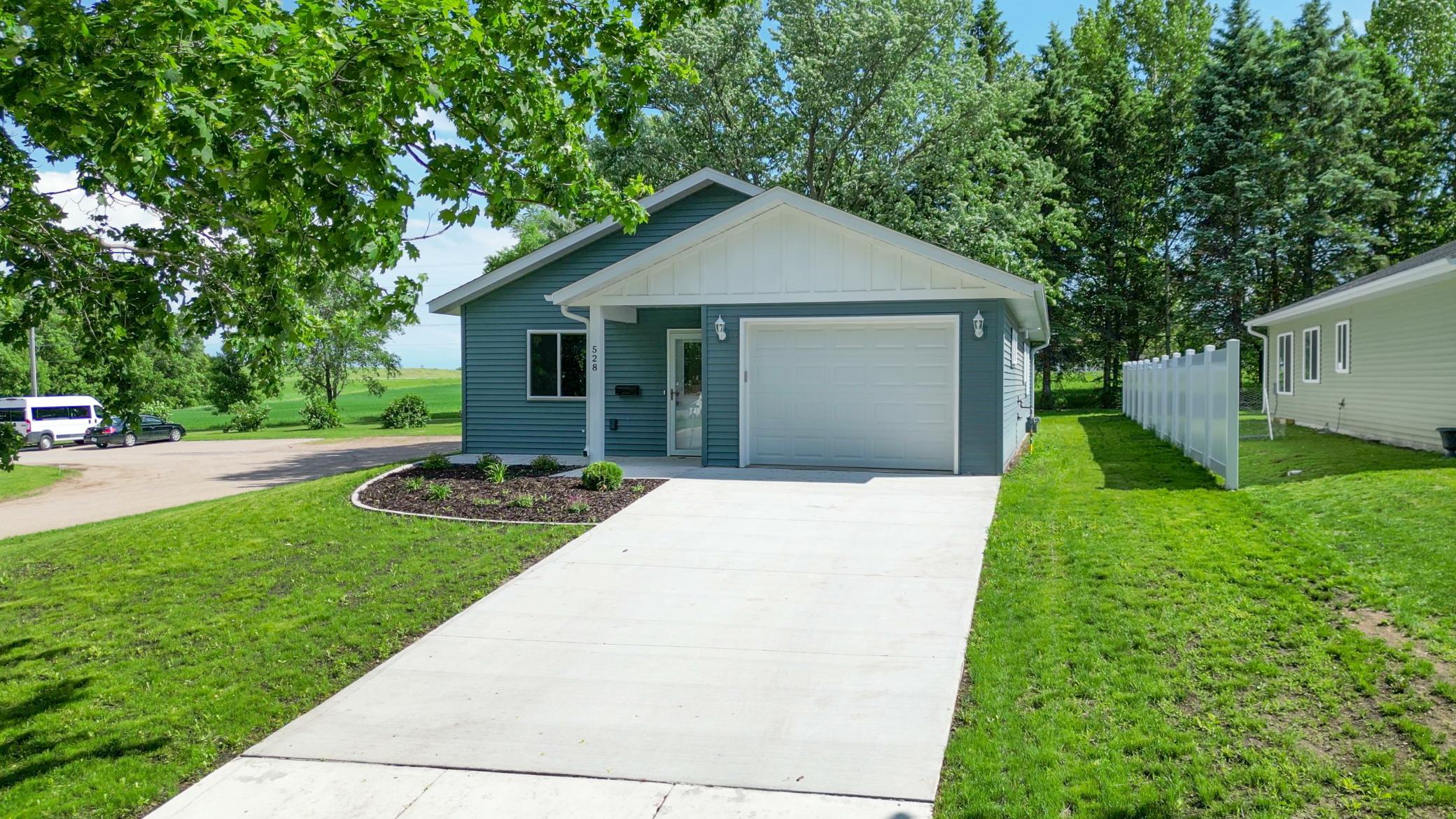 2025 single family home for sale at 528 E St Charles Avenue in Fergus Falls, MN — 3 bed, 2 bath (photo 29 of 34)