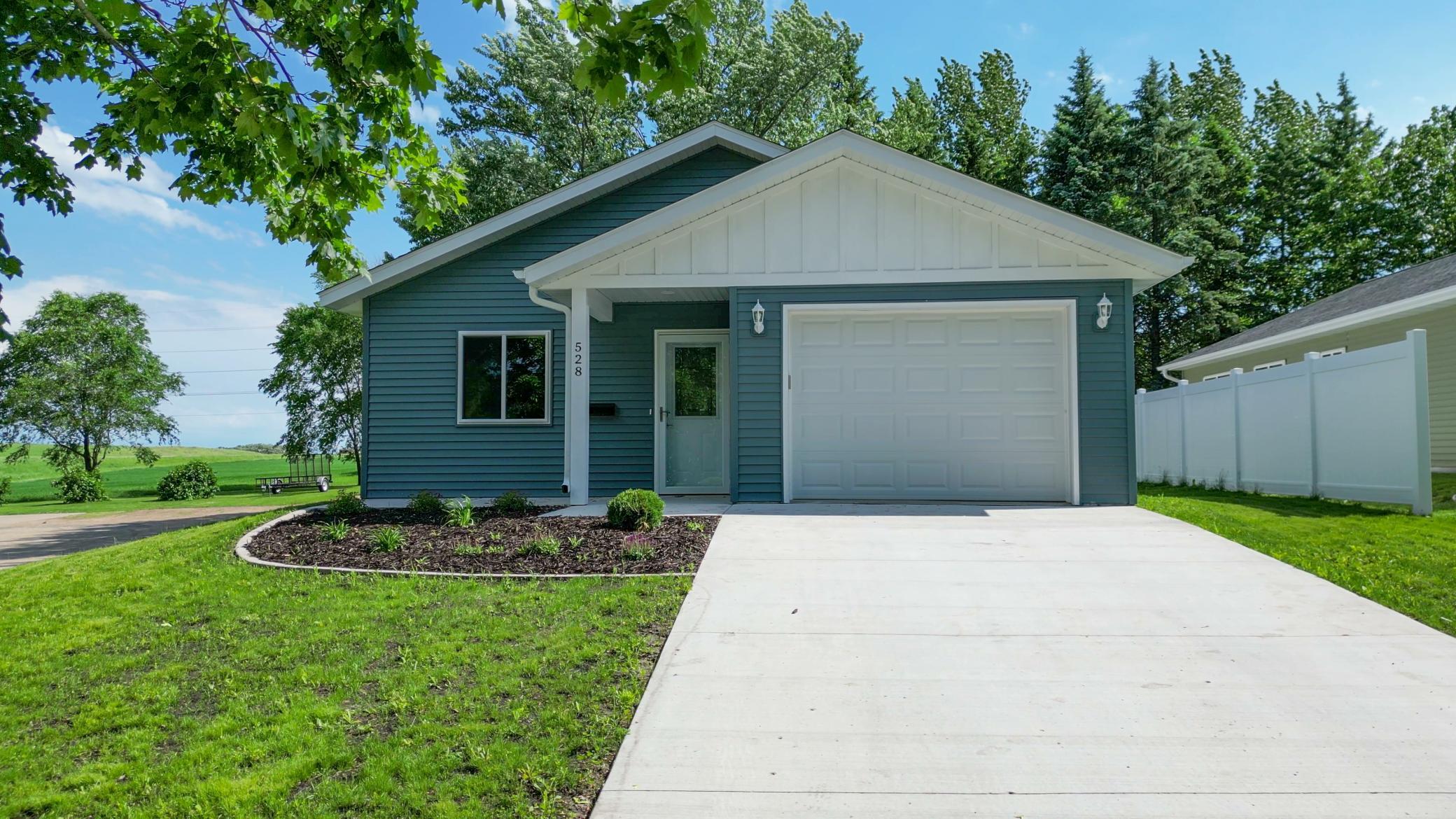 2025 single family home for sale at 528 E St Charles Avenue in Fergus Falls, MN — 3 bed, 2 bath (photo 30 of 34)