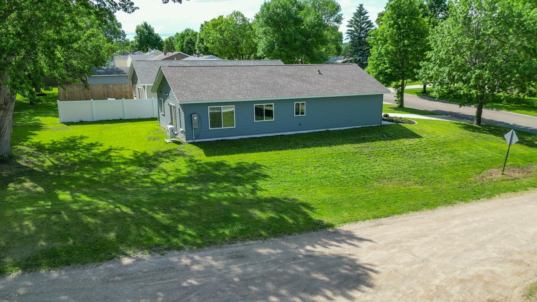 2025 single family home for sale at 528 E St Charles Avenue in Fergus Falls, MN — 3 bed, 2 bath (photo 4 of 34)