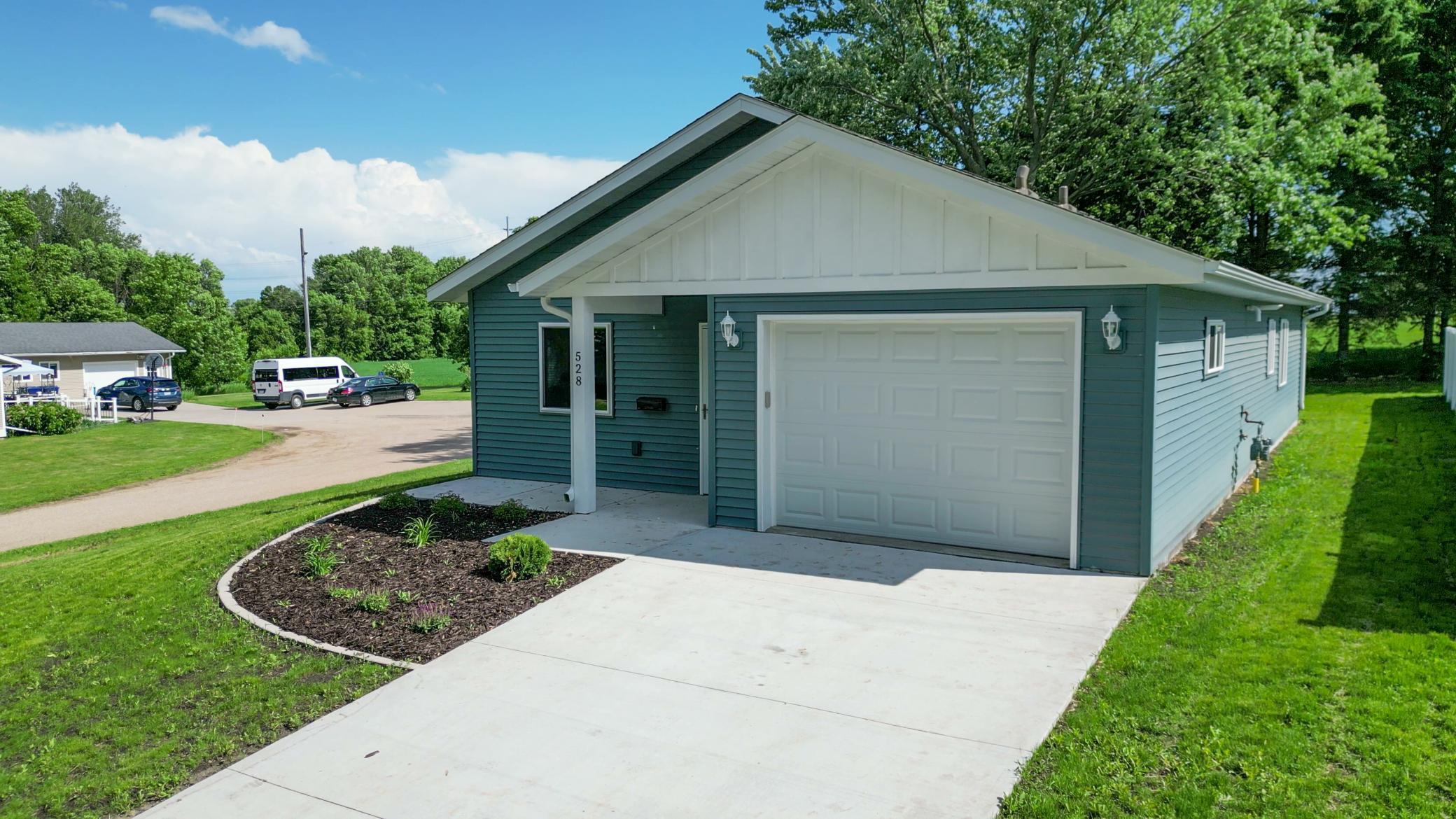 2025 single family home for sale at 528 E St Charles Avenue in Fergus Falls, MN — 3 bed, 2 bath (photo 34 of 34)