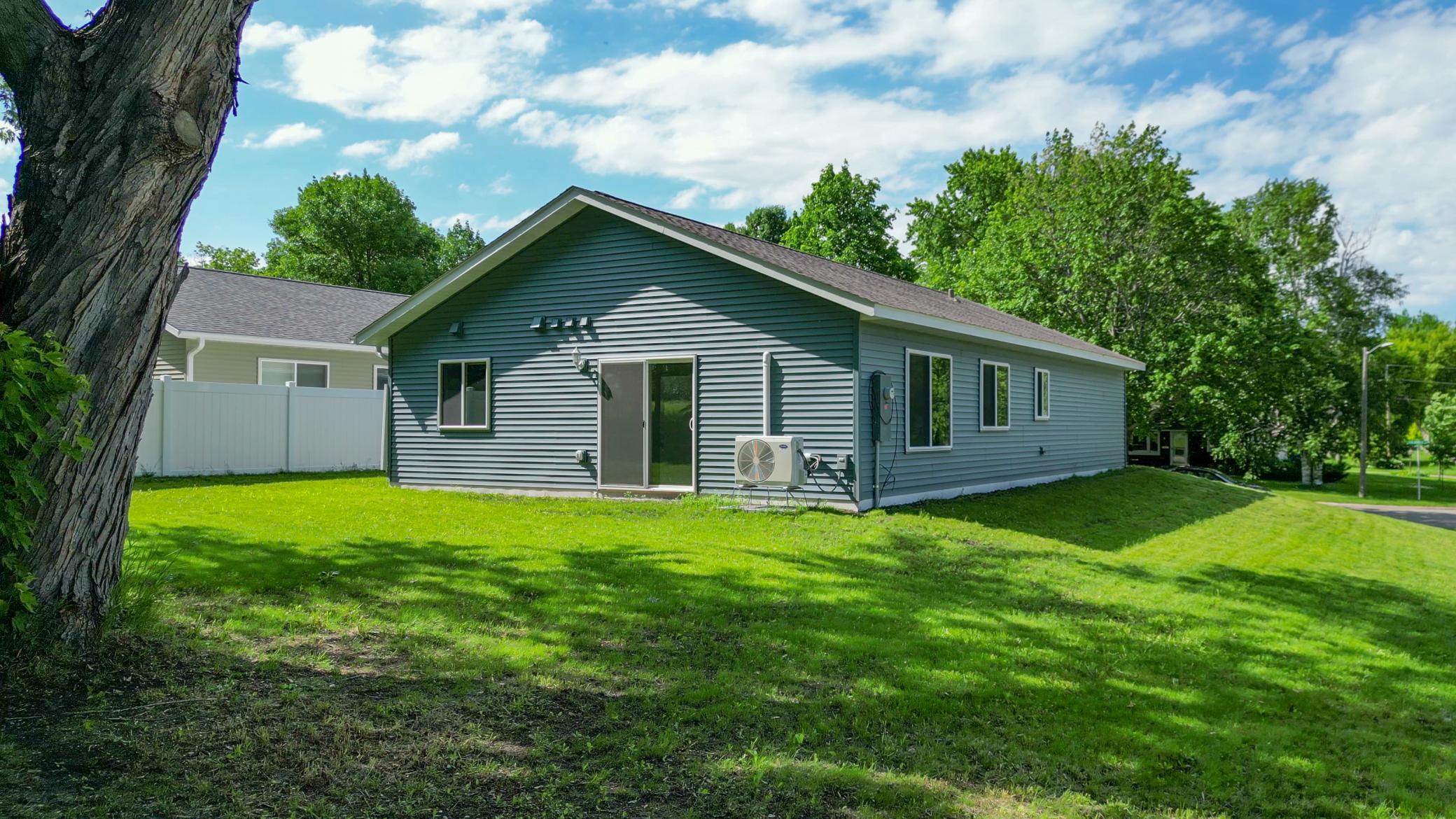2025 single family home for sale at 528 E St Charles Avenue in Fergus Falls, MN — 3 bed, 2 bath (photo 6 of 34)