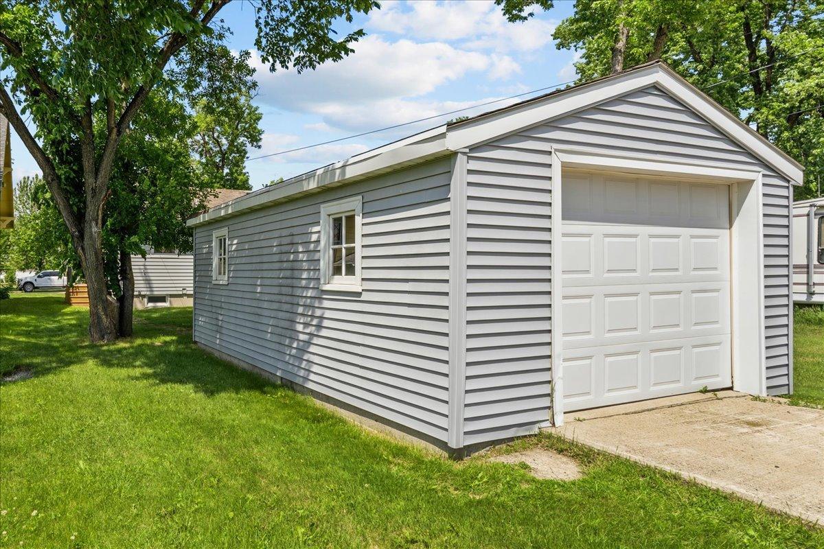 606 7th Street N, Wahpeton ND 58075 - Photo 4 of 49