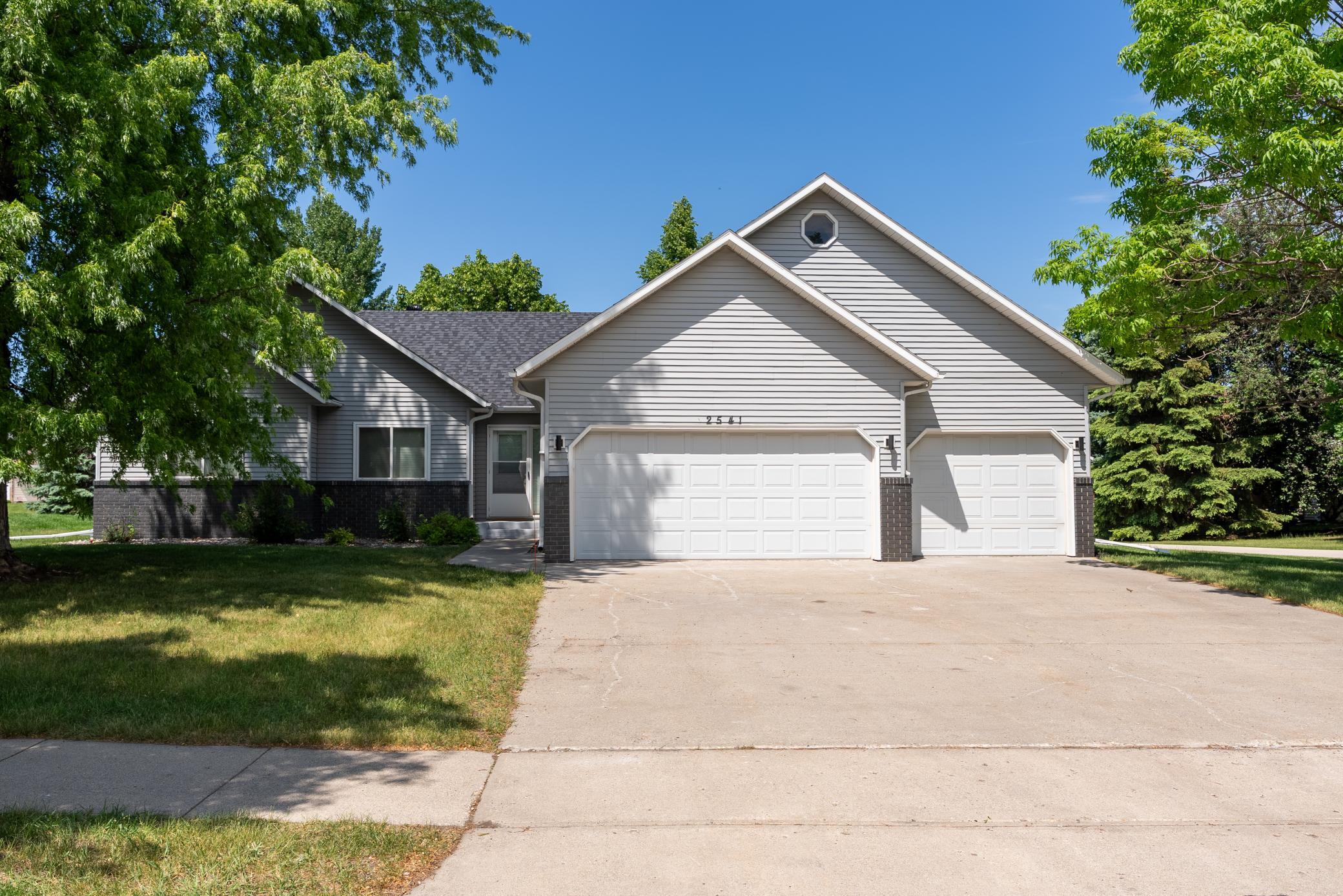 2541 S 26th Avenue S, Fargo ND 58103 - Photo 2 of 39