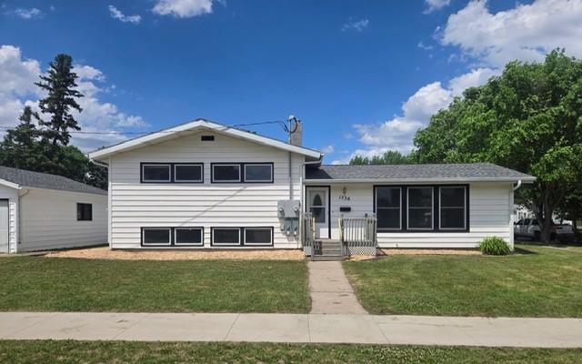 1960 single family home for sale at 1536 10th Avenue N in Moorhead, MN — 4 bed, 2 bath