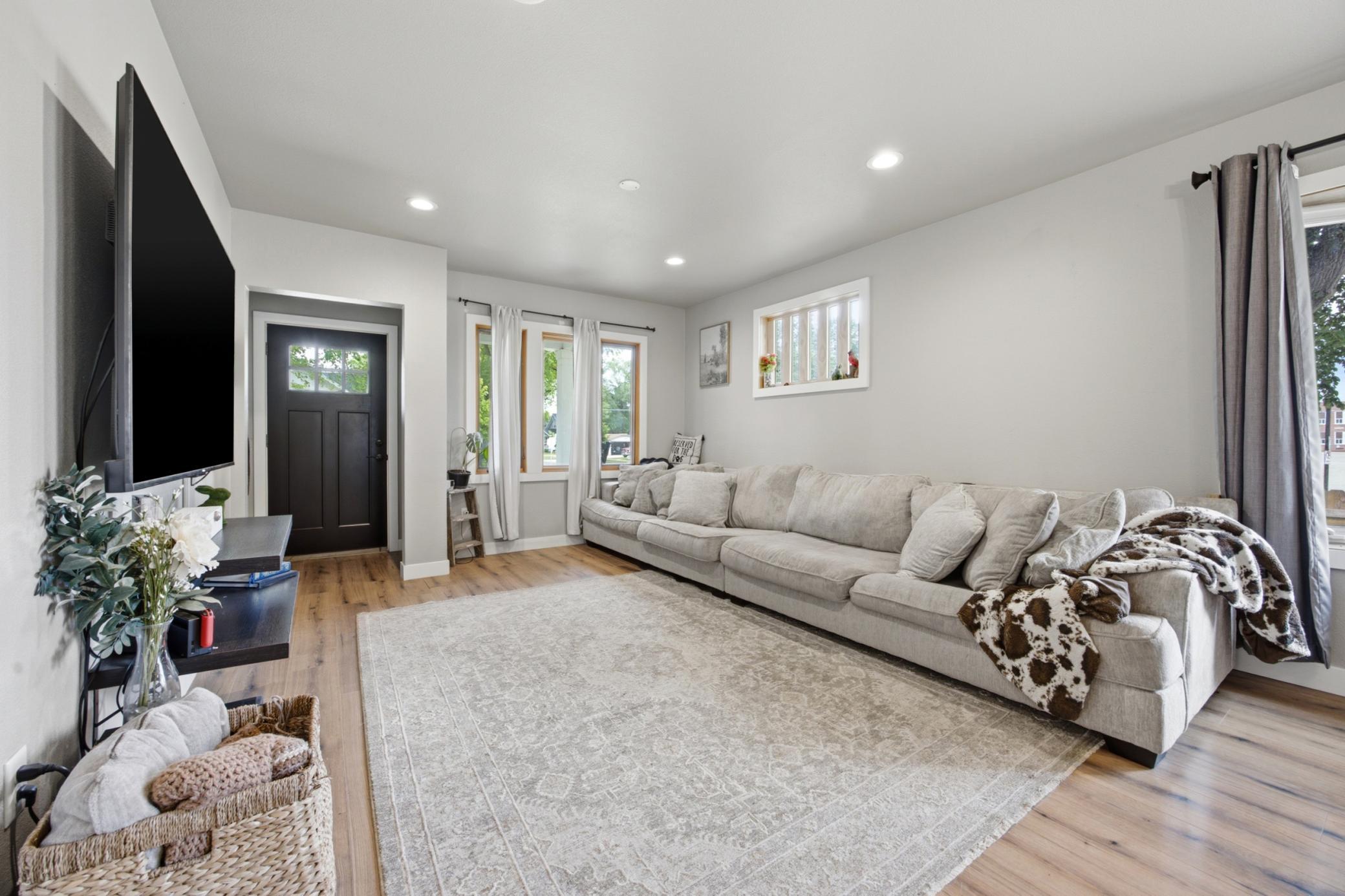 1402 8th S Avenue, Fargo ND 58103 - Photo 6 of 28