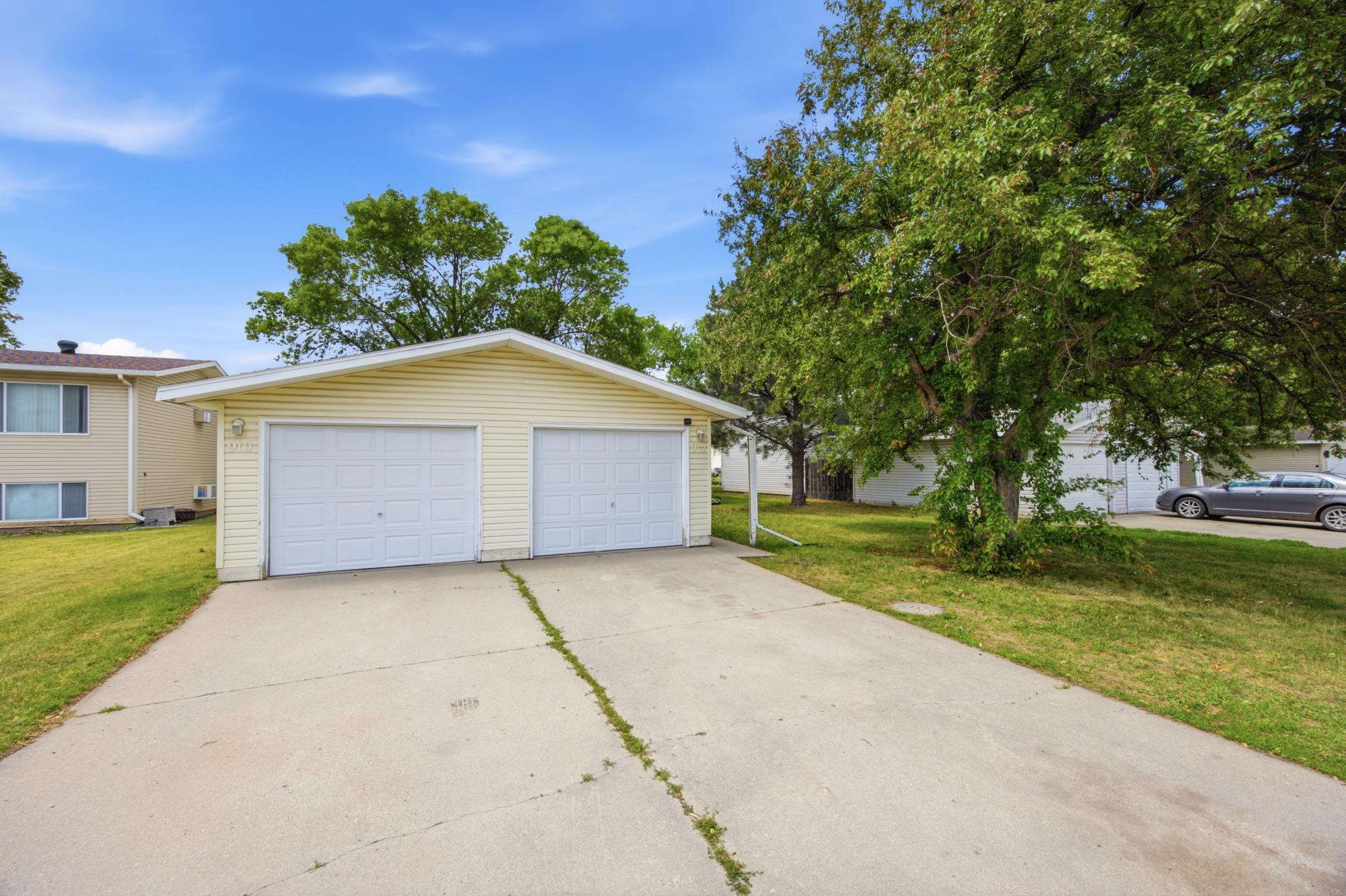 1977 duplex for sale at 910-912 32nd Street N in Fargo, ND — 6 bed, 2 bath (photo 2 of 45)